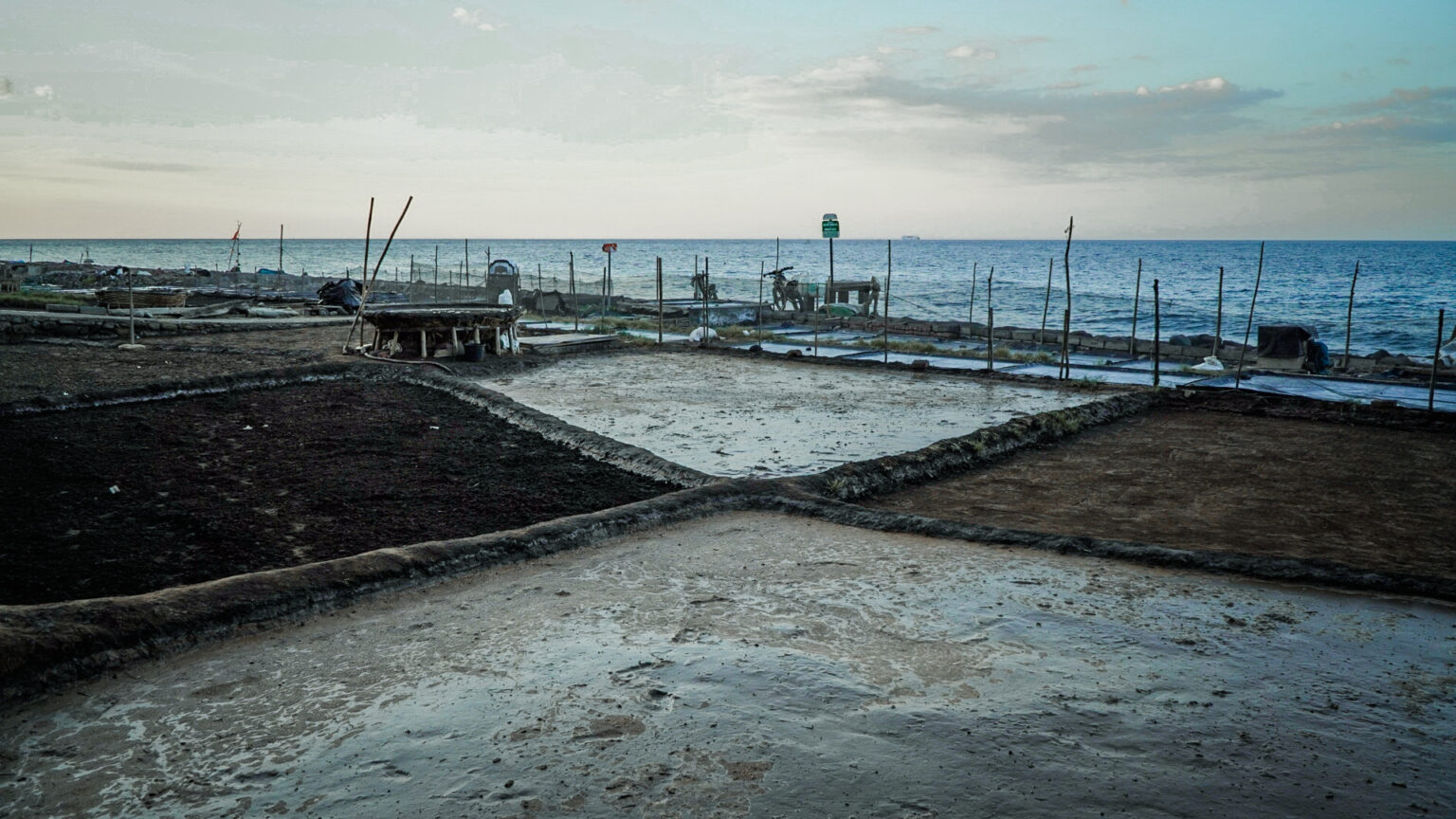 Menyemai Asin, Memanen Getir: Kisah Petani Garam di Desa Les Tejakula